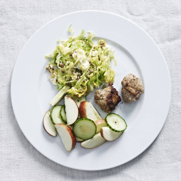 æble_agurkesalat_rugkerner_frikadeller_lille.jpg
